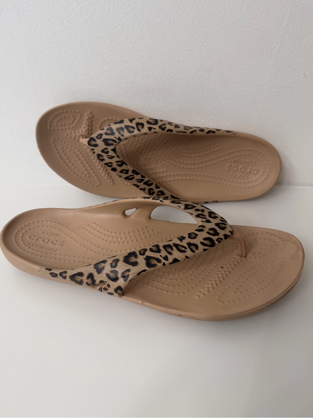 CROCS Women’s Leopard Strap Sandals in Beige and Black Size 7 - Picture 2 of 8